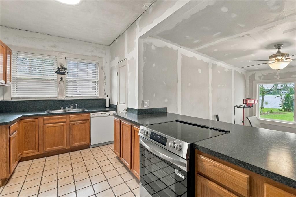En Venta: $800,000 (4 camas, 2 baños, 2359 Pies cuadrados)