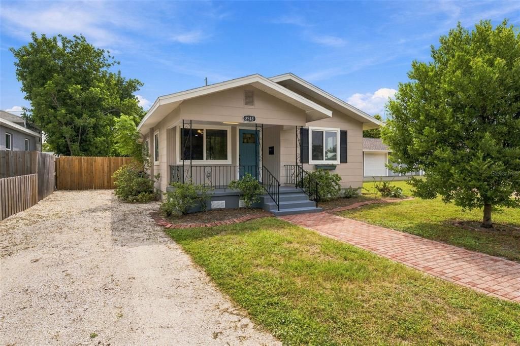 For Sale: $399,000 (2 beds, 1 baths, 795 Square Feet)
