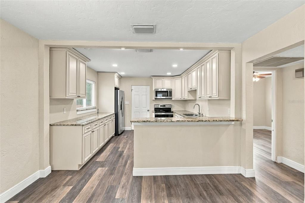 For Sale: $399,000 (2 beds, 1 baths, 795 Square Feet)