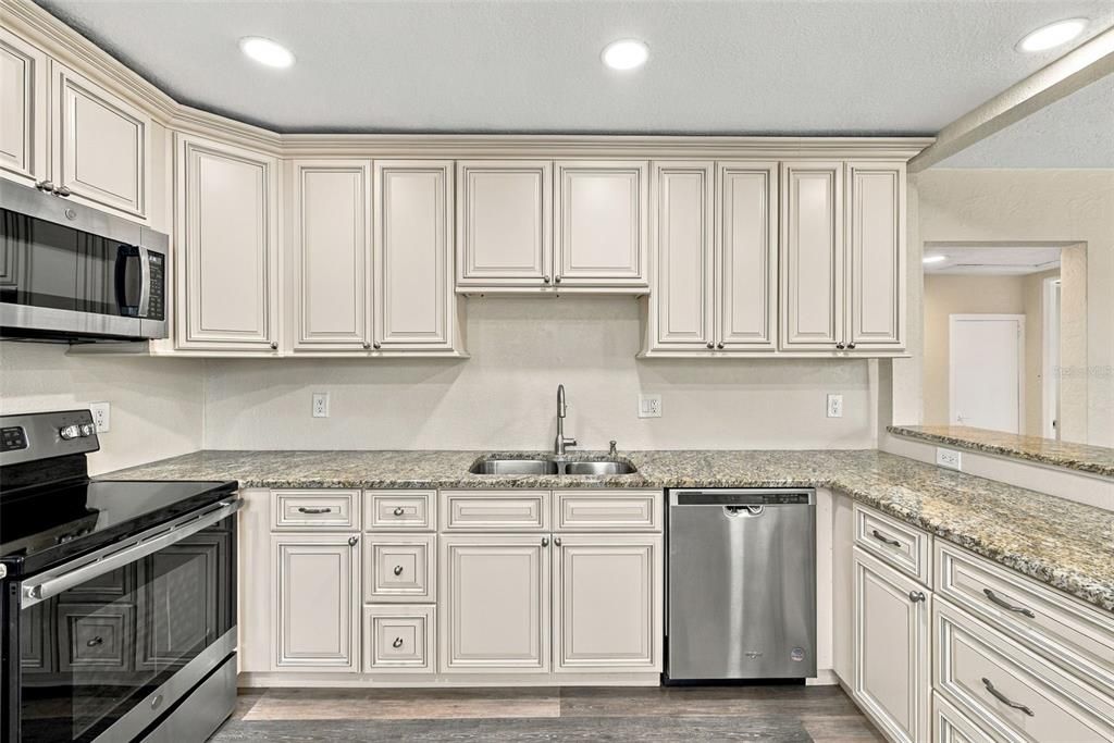 For Sale: $399,000 (2 beds, 1 baths, 795 Square Feet)