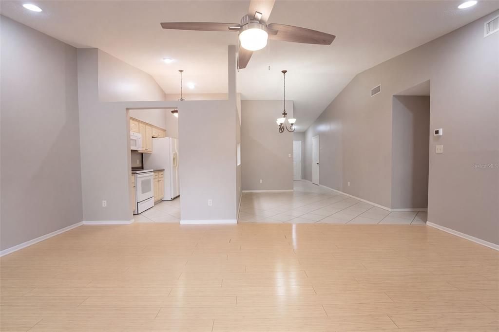 На продажу: $250,000 (2 спален, 2 ванн, 1116 Квадратных фут)