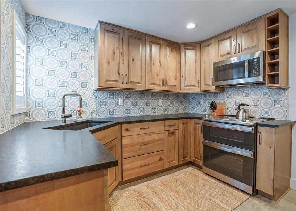 For Sale: $325,000 (3 beds, 2 baths, 1410 Square Feet)
