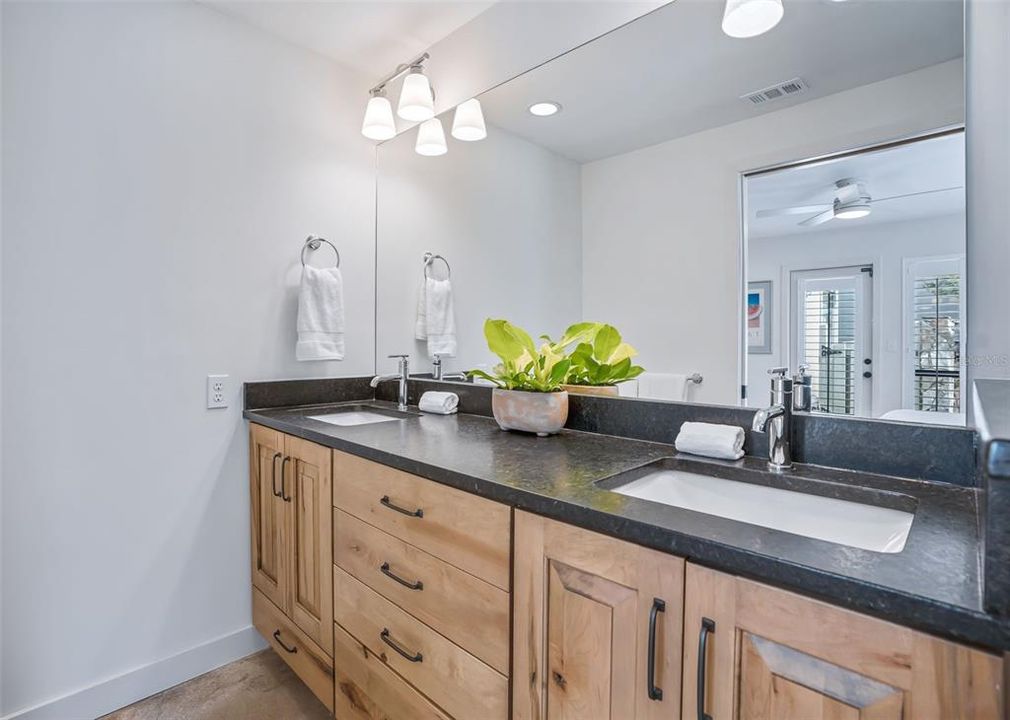 For Sale: $325,000 (3 beds, 2 baths, 1410 Square Feet)