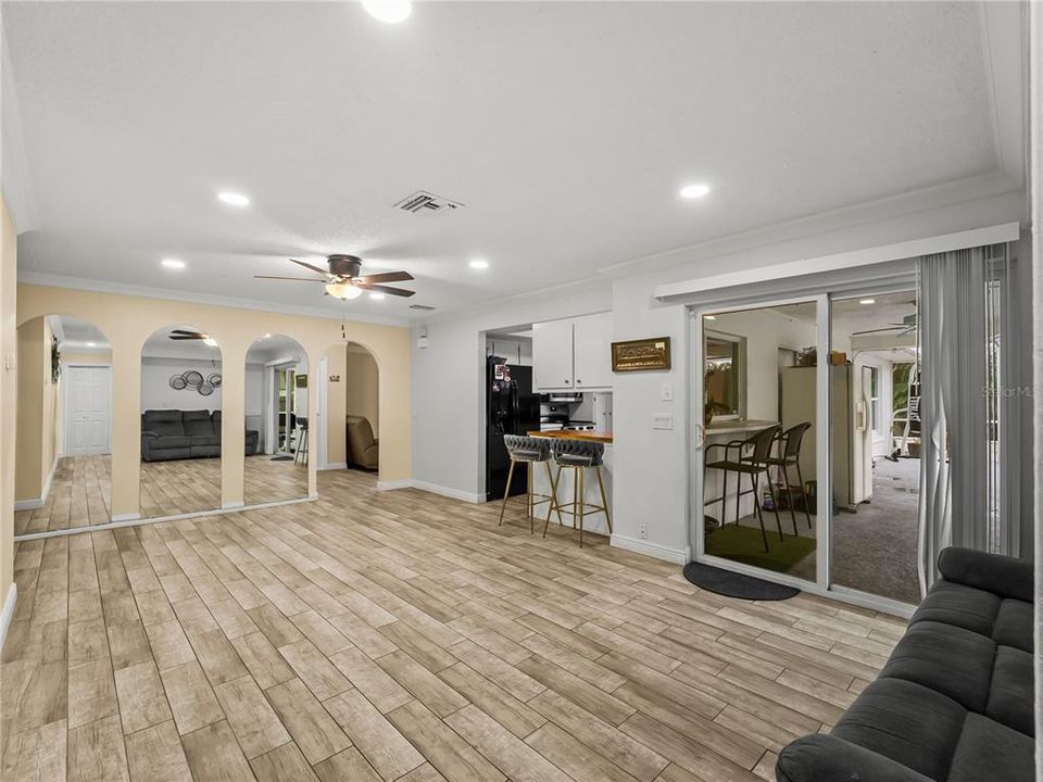 En Venta: $330,000 (4 camas, 3 baños, 2135 Pies cuadrados)