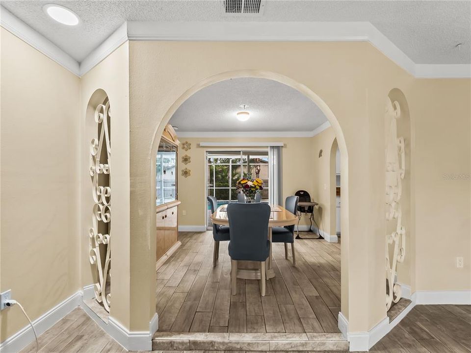 En Venta: $330,000 (4 camas, 3 baños, 2135 Pies cuadrados)