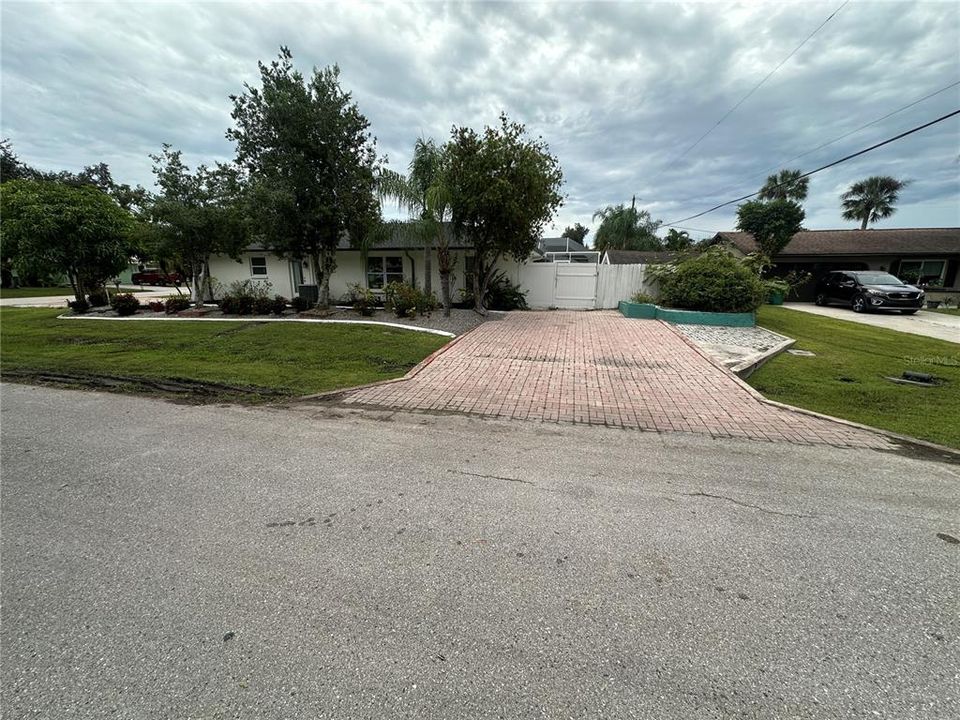 En Venta: $330,000 (4 camas, 3 baños, 2135 Pies cuadrados)