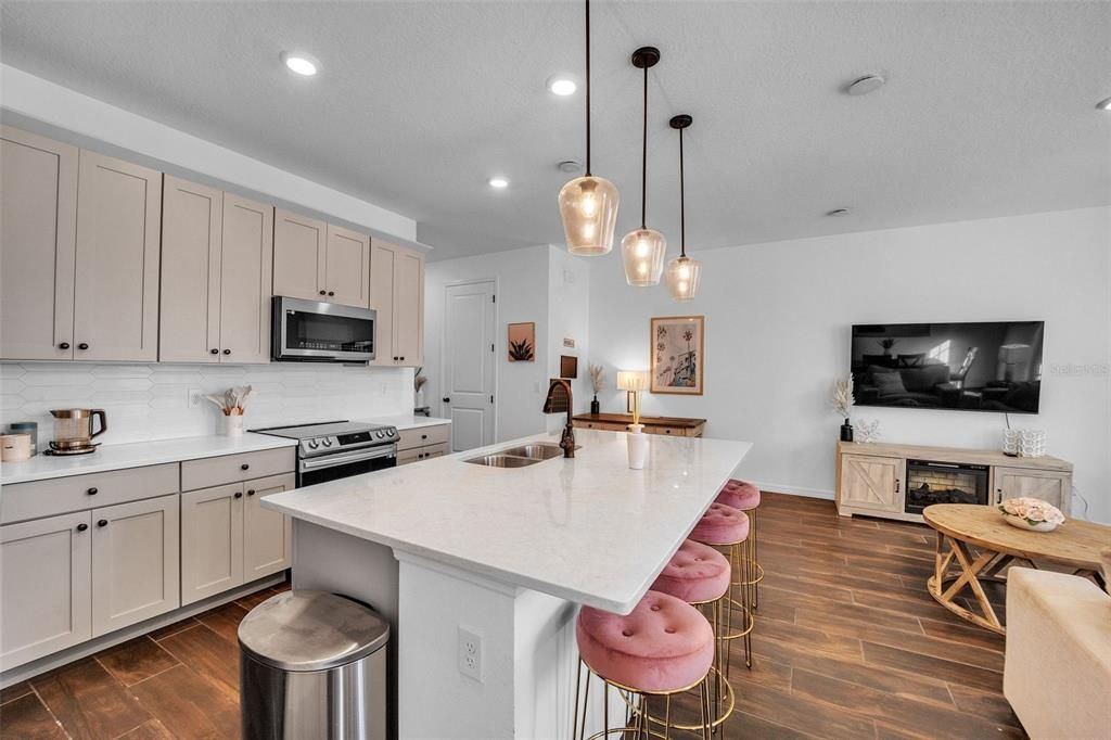 For Sale: $300,000 (3 beds, 2 baths, 1906 Square Feet)