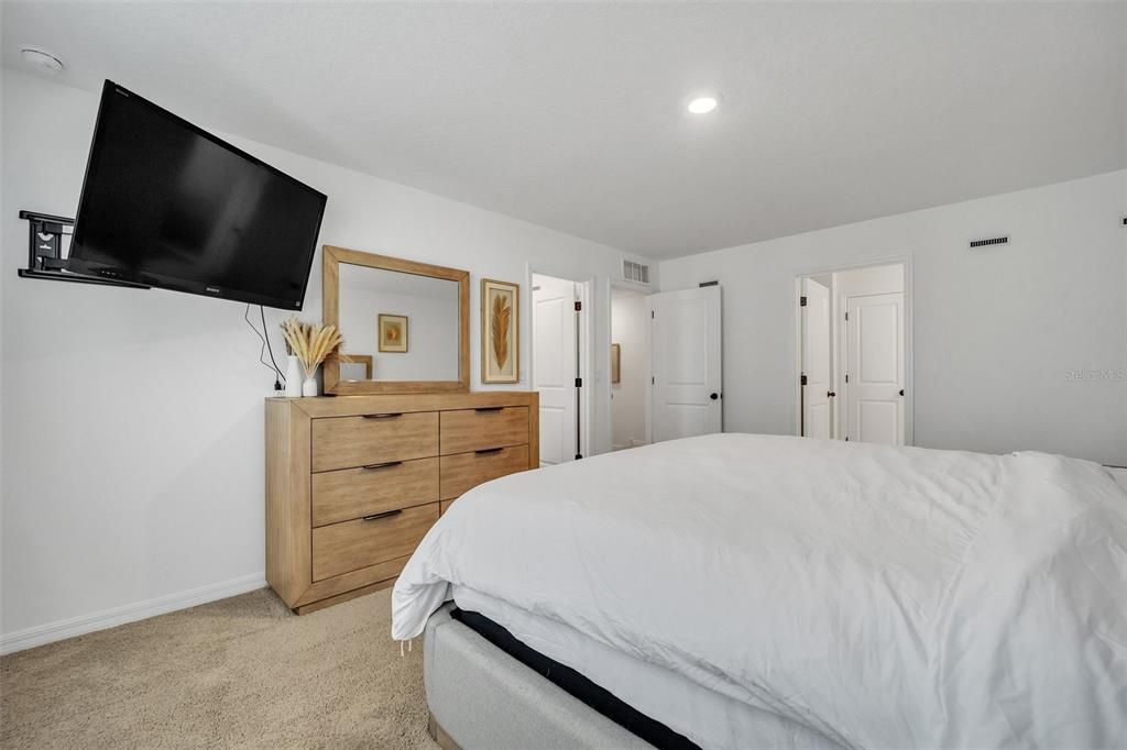 For Sale: $300,000 (3 beds, 2 baths, 1906 Square Feet)