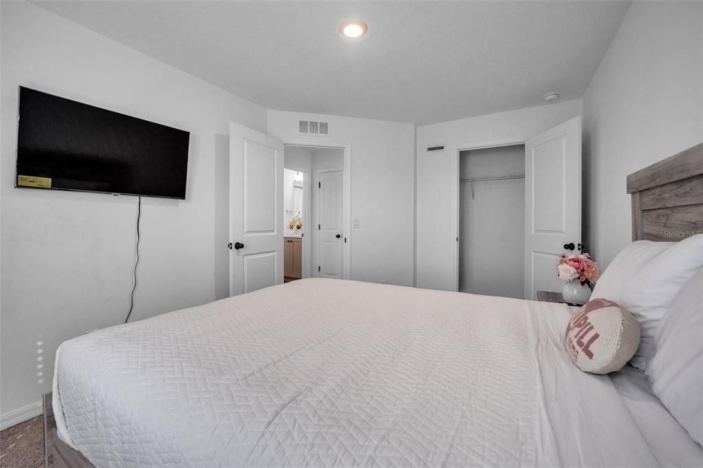 For Sale: $300,000 (3 beds, 2 baths, 1906 Square Feet)