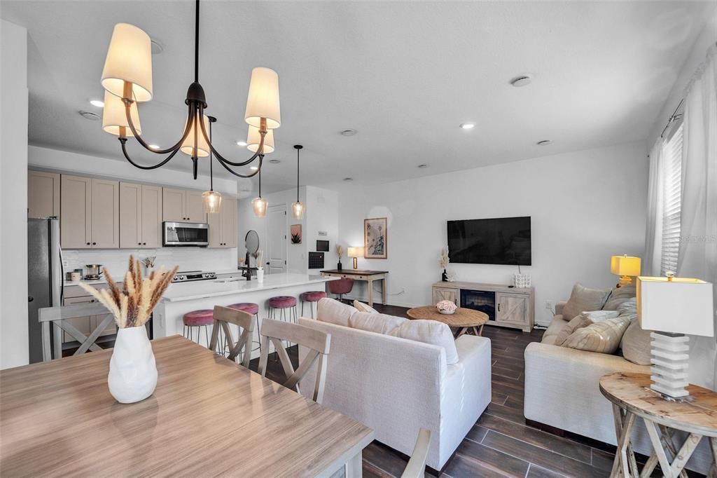 For Sale: $300,000 (3 beds, 2 baths, 1906 Square Feet)