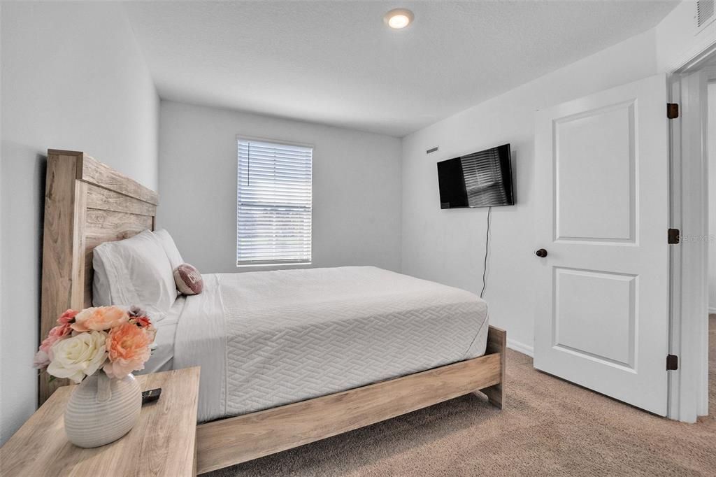 For Sale: $300,000 (3 beds, 2 baths, 1906 Square Feet)