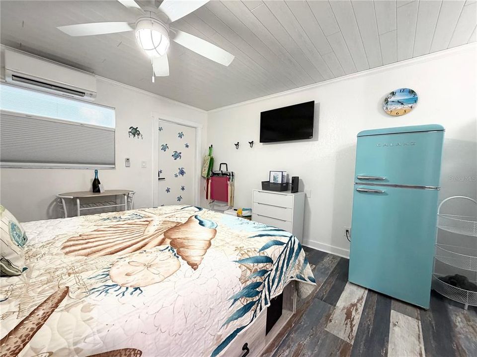 For Sale: $149,000 (1 beds, 1 baths, 240 Square Feet)