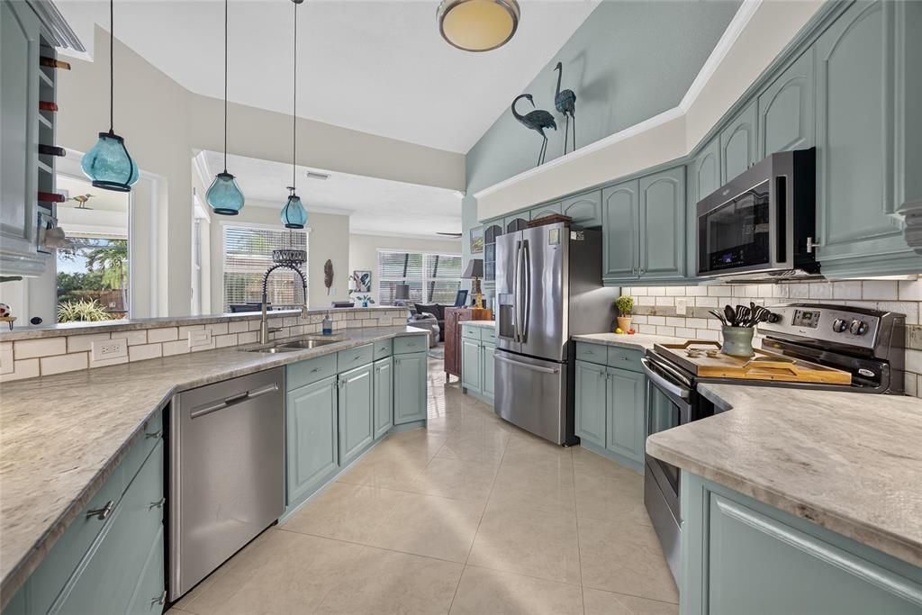 Active With Contract: $429,900 (3 beds, 3 baths, 2156 Square Feet)