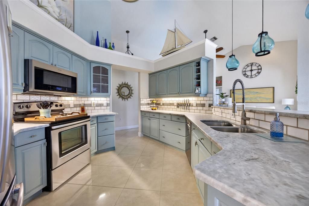 Active With Contract: $429,900 (3 beds, 3 baths, 2156 Square Feet)