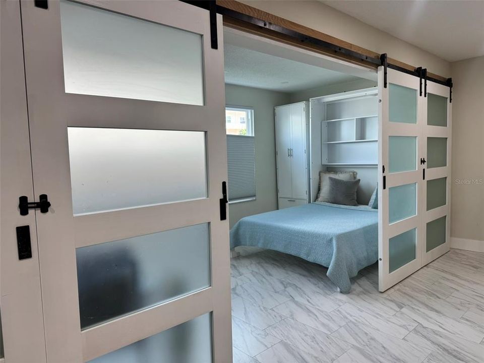For Rent: $1,950 (1 beds, 1 baths, 1060 Square Feet)