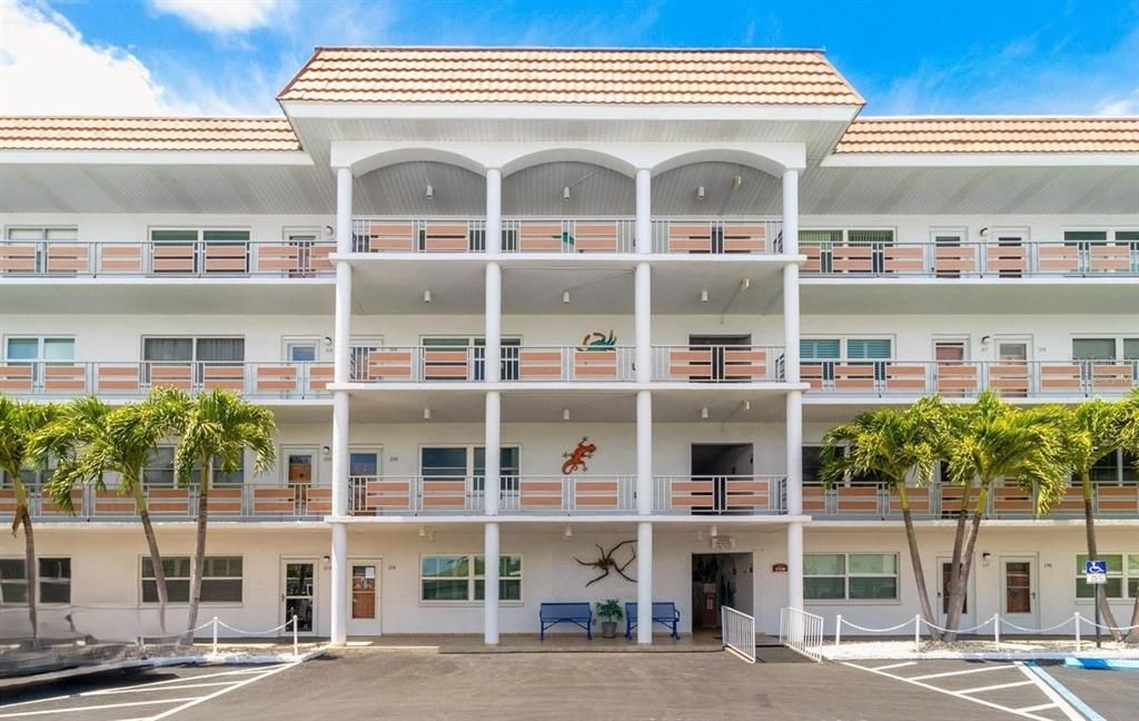 For Rent: $1,950 (1 beds, 1 baths, 1060 Square Feet)