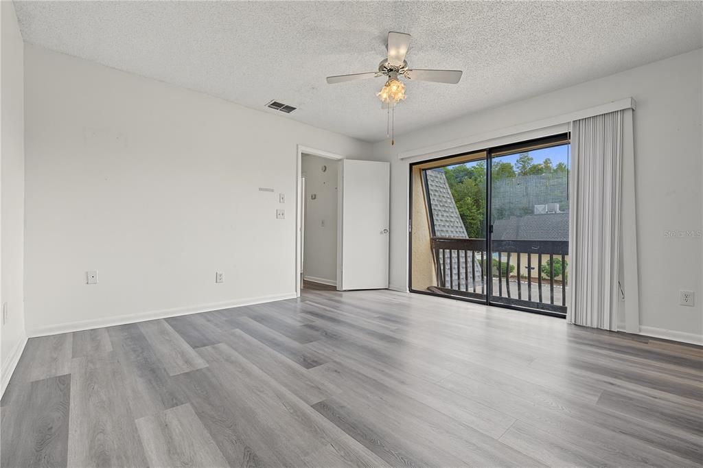 For Sale: $229,900 (2 beds, 2 baths, 1302 Square Feet)