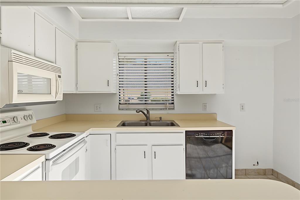 For Sale: $229,900 (2 beds, 2 baths, 1302 Square Feet)