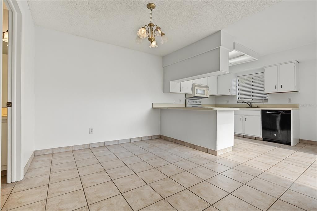 For Sale: $229,900 (2 beds, 2 baths, 1302 Square Feet)