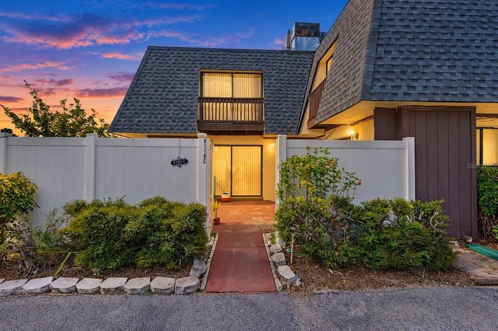 For Sale: $229,900 (2 beds, 2 baths, 1302 Square Feet)
