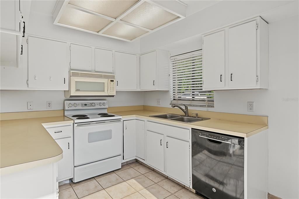 For Sale: $229,900 (2 beds, 2 baths, 1302 Square Feet)