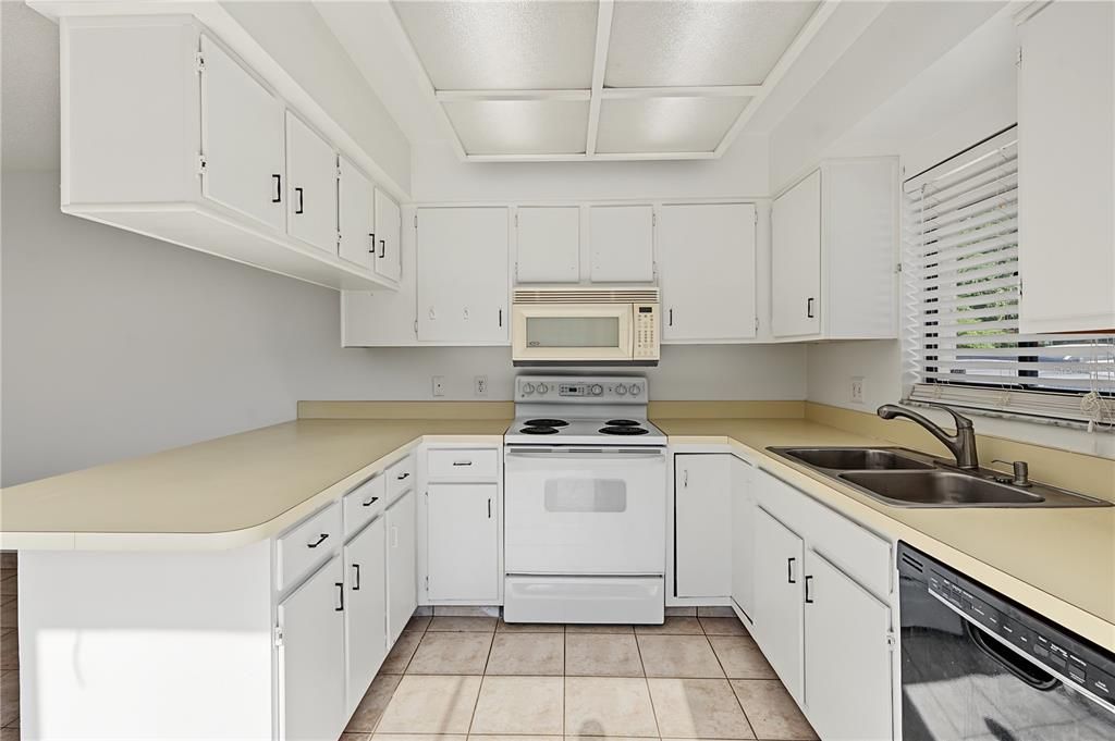 For Sale: $229,900 (2 beds, 2 baths, 1302 Square Feet)