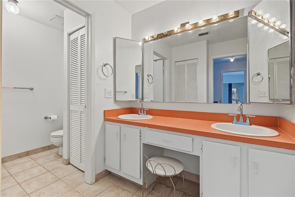 For Sale: $229,900 (2 beds, 2 baths, 1302 Square Feet)