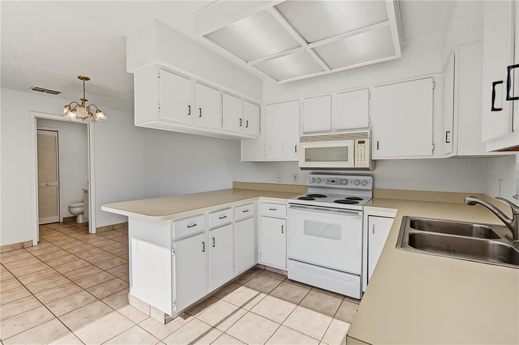 For Sale: $229,900 (2 beds, 2 baths, 1302 Square Feet)