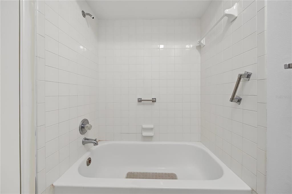 For Sale: $229,900 (2 beds, 2 baths, 1302 Square Feet)