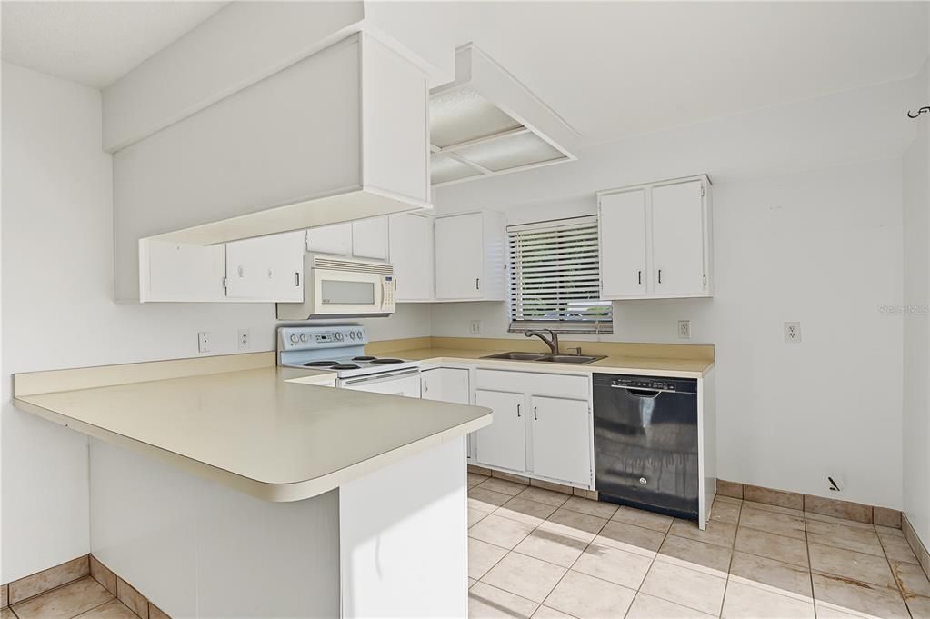 For Sale: $229,900 (2 beds, 2 baths, 1302 Square Feet)