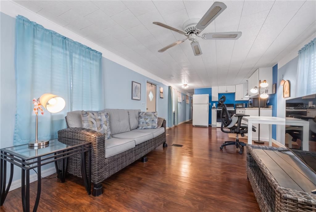 For Sale: $98,000 (2 beds, 1 baths, 660 Square Feet)