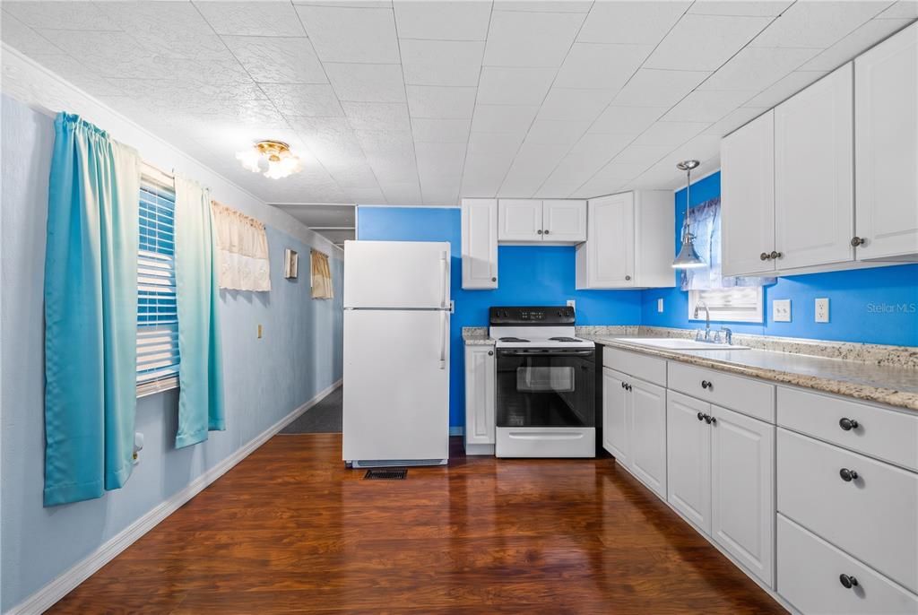 For Sale: $98,000 (2 beds, 1 baths, 660 Square Feet)