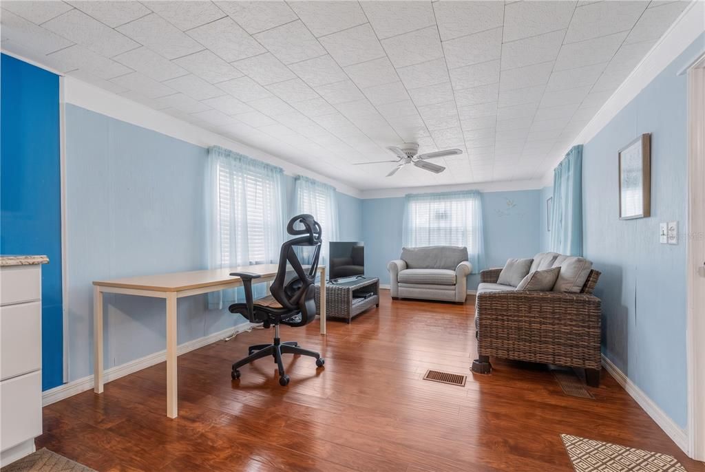 For Sale: $98,000 (2 beds, 1 baths, 660 Square Feet)