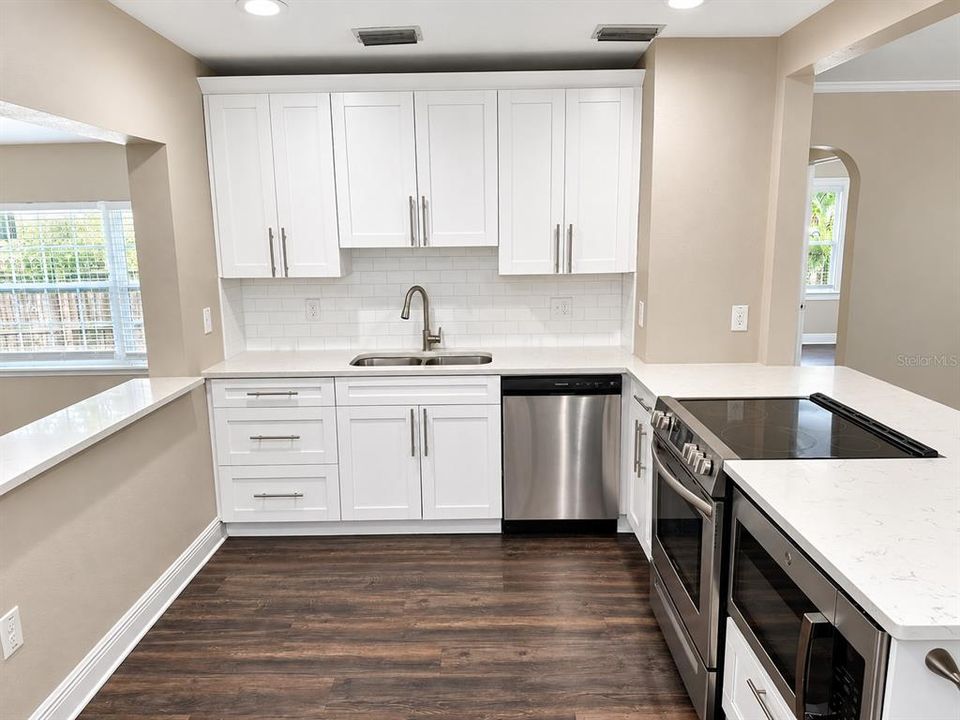 For Sale: $333,500 (2 beds, 1 baths, 885 Square Feet)