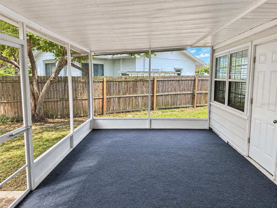 For Sale: $333,500 (2 beds, 1 baths, 885 Square Feet)