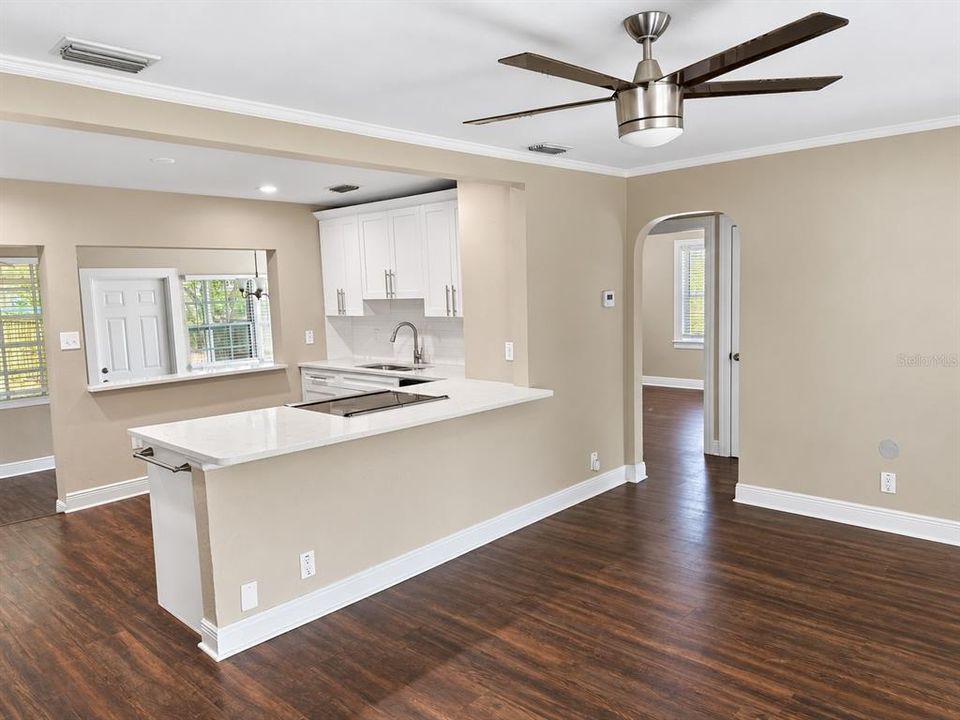 For Sale: $333,500 (2 beds, 1 baths, 885 Square Feet)