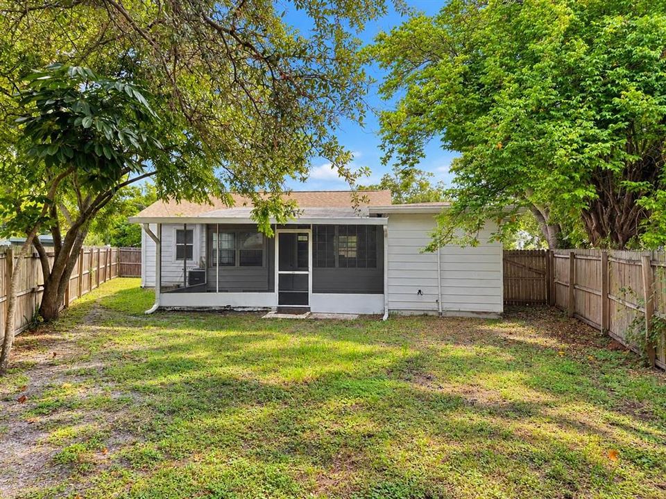 For Sale: $333,500 (2 beds, 1 baths, 885 Square Feet)