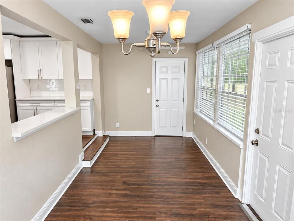 For Sale: $333,500 (2 beds, 1 baths, 885 Square Feet)