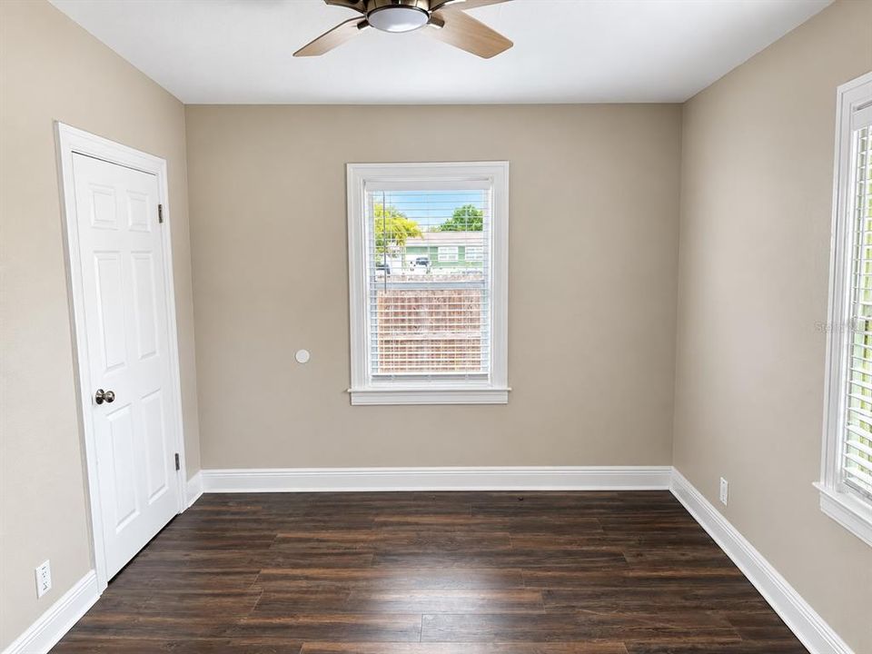 For Sale: $333,500 (2 beds, 1 baths, 885 Square Feet)