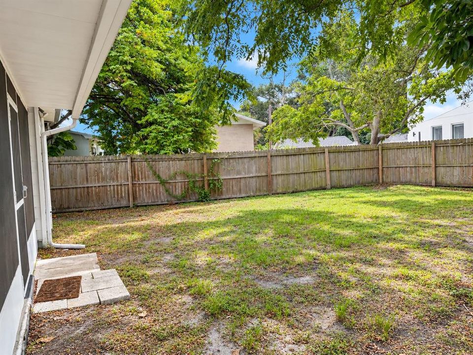 For Sale: $333,500 (2 beds, 1 baths, 885 Square Feet)