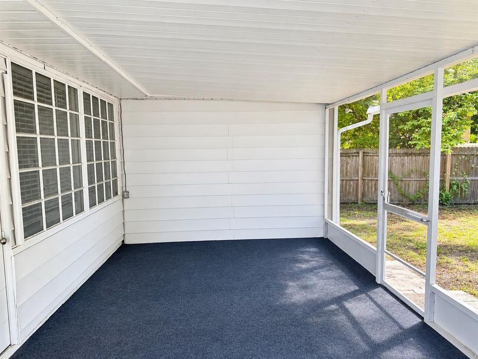 For Sale: $333,500 (2 beds, 1 baths, 885 Square Feet)