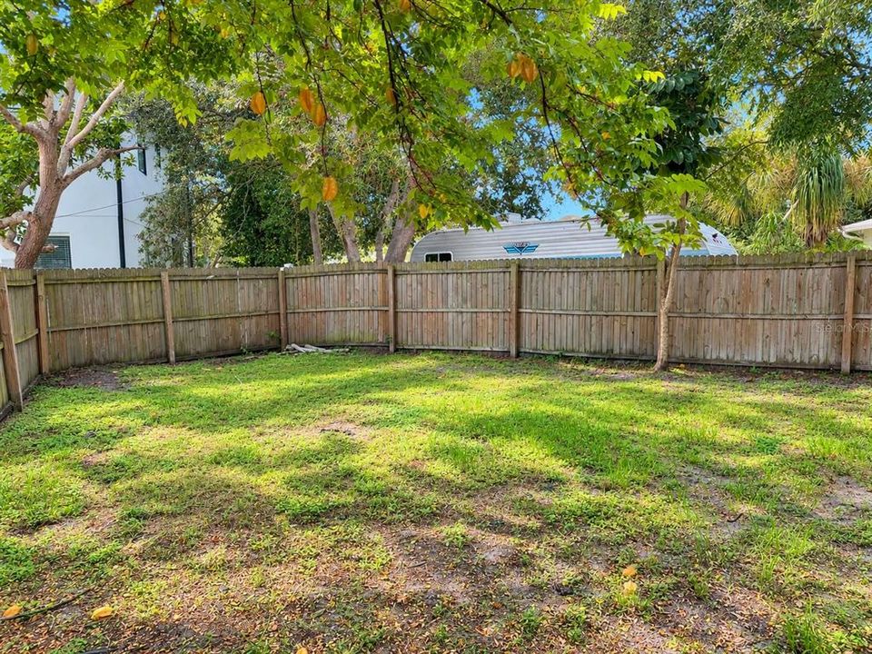 For Sale: $333,500 (2 beds, 1 baths, 885 Square Feet)