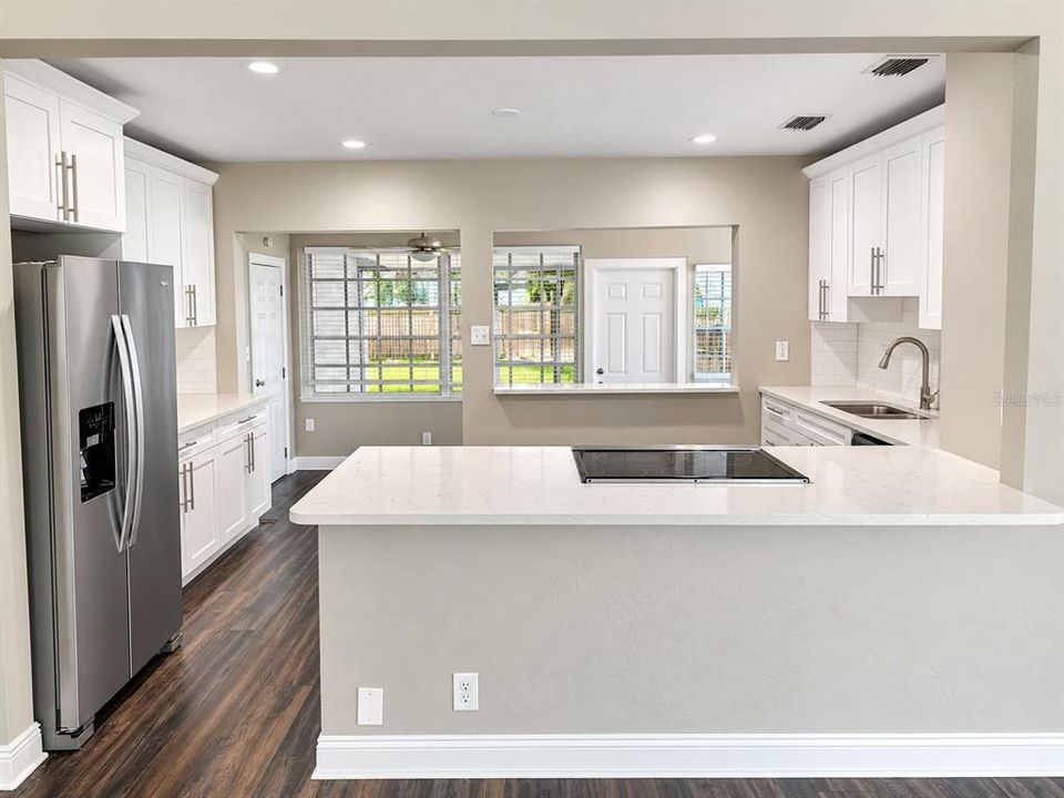 For Sale: $333,500 (2 beds, 1 baths, 885 Square Feet)