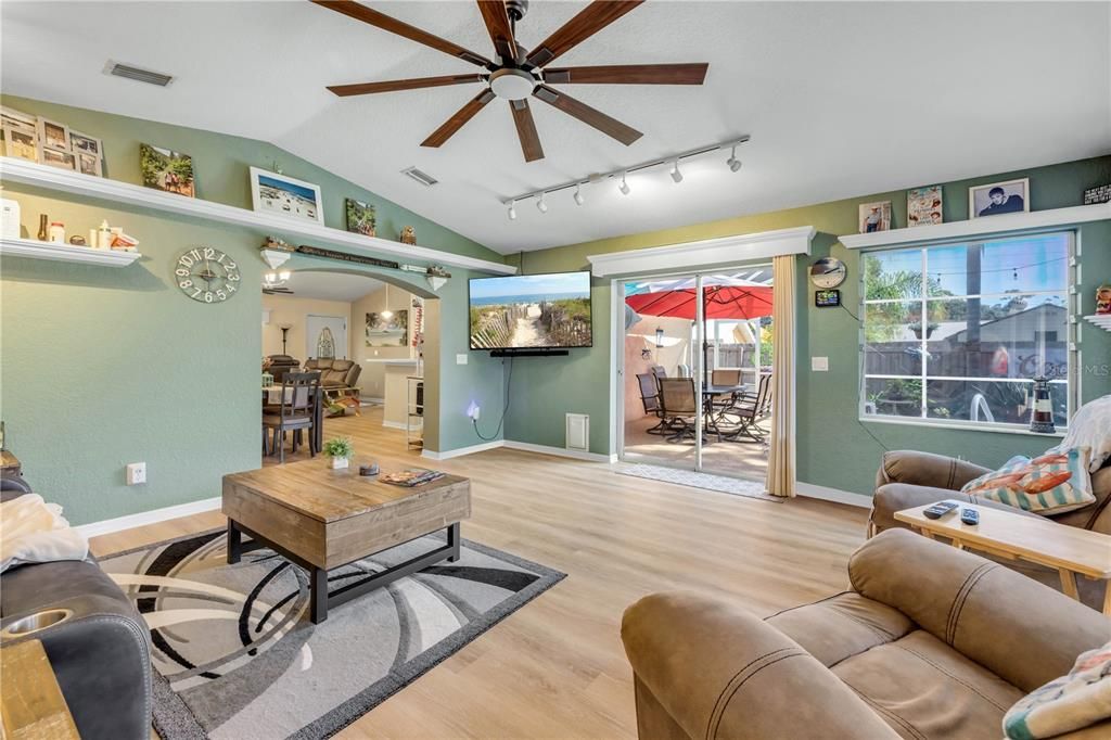 For Sale: $489,000 (3 beds, 2 baths, 1656 Square Feet)
