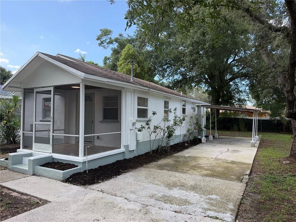 For Sale: $199,900 (2 beds, 1 baths, 697 Square Feet)
