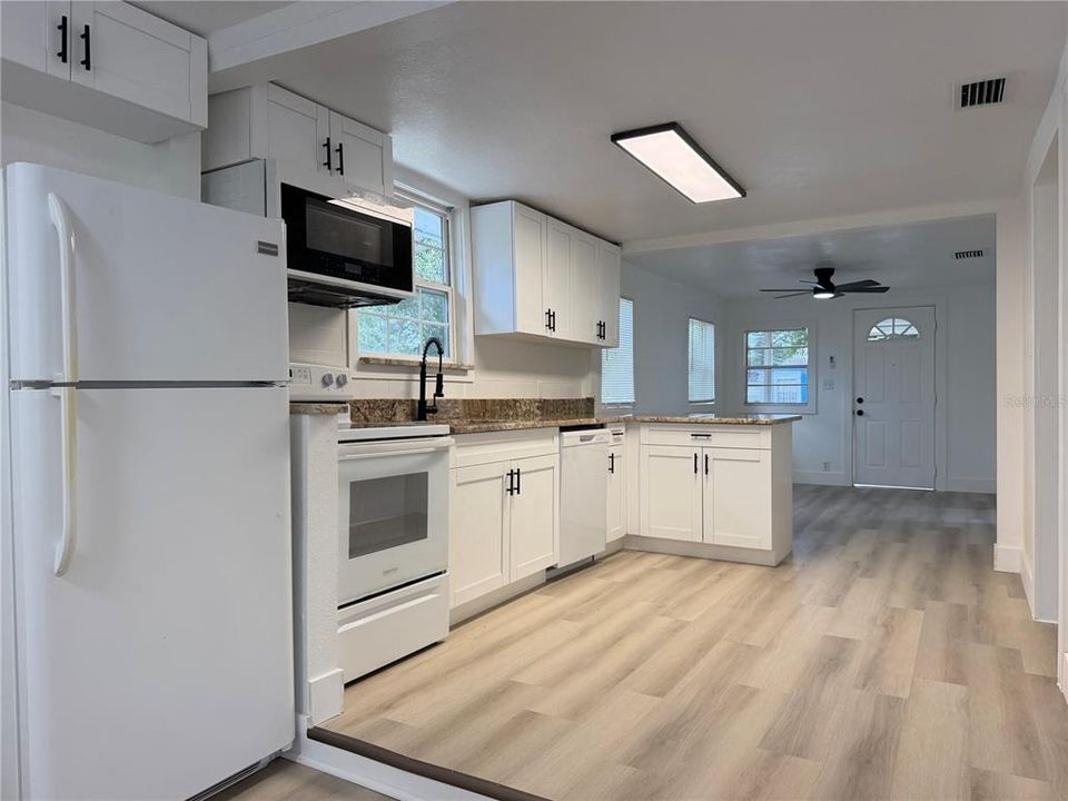 For Sale: $199,900 (2 beds, 1 baths, 697 Square Feet)