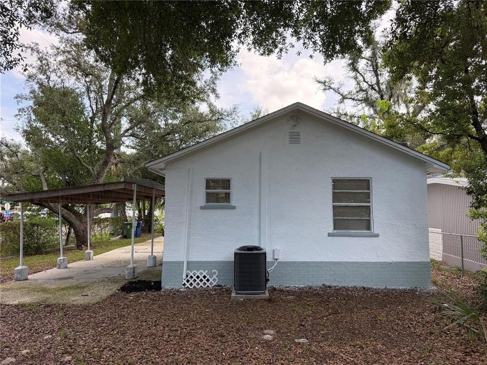 For Sale: $199,900 (2 beds, 1 baths, 697 Square Feet)