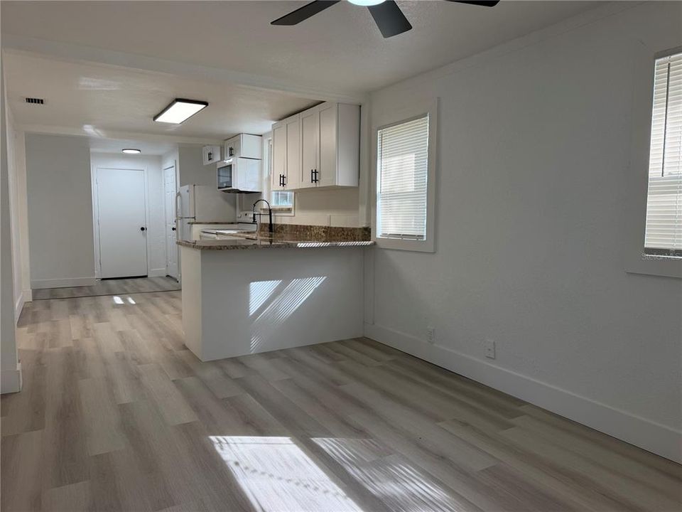 For Sale: $199,900 (2 beds, 1 baths, 697 Square Feet)