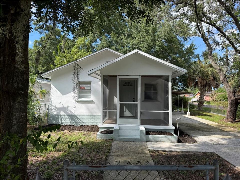 For Sale: $199,900 (2 beds, 1 baths, 697 Square Feet)