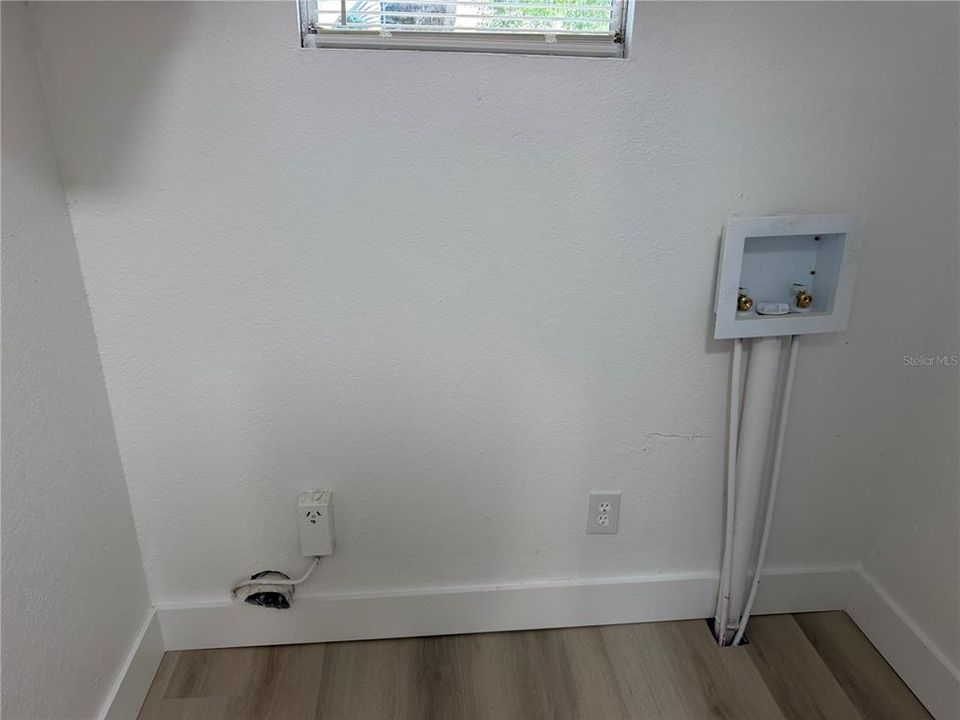 For Sale: $199,900 (2 beds, 1 baths, 697 Square Feet)